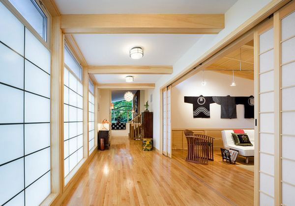 Hai thiết kế Shoji cửa trượt và “accent wall” đã tô điểm thêm vẻ đẹp cho ngôi nhà.