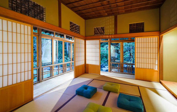 Những cánh cửa gỗ trượt Shoji cực kì phù hợp với không gian thiền.