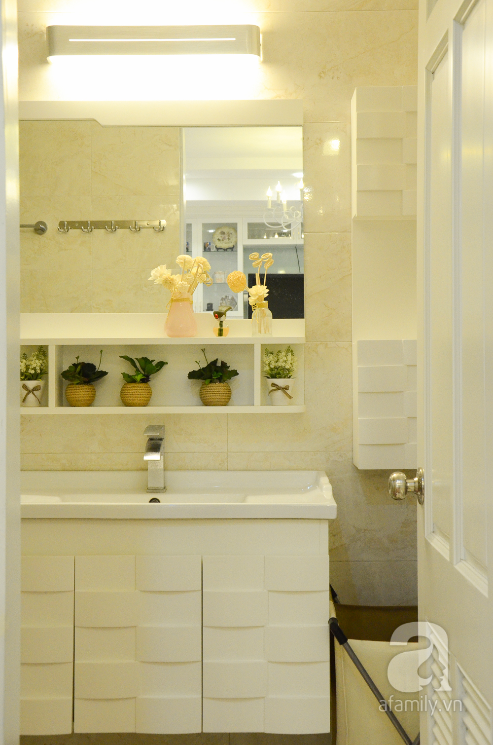 Nhà vệ sinh tone màu trắng sáng, sạch sẽ với nội thất đầy đủ tiện nghi