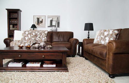 Phòng khách nhà bạn sẽ trở nên sang trọng, cuốn hút hơn với bộ ghế sofa gam màu trầm ấm. bài trí phòng khách