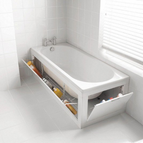 Các loại sữa tắm, dầu gội được cất gọn vào không gian lưu trữ xung quanh bồn tắm. lưu trữ trong nhà tắm