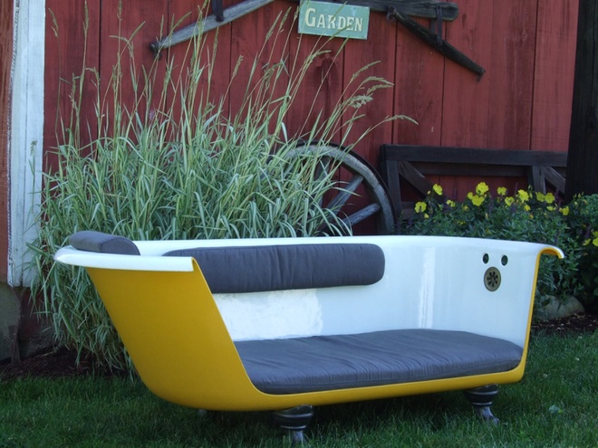 Bồn tắm cũ thành ghế sofa êm ái ngoài sân vườn. tái sử dụng đồ cũ