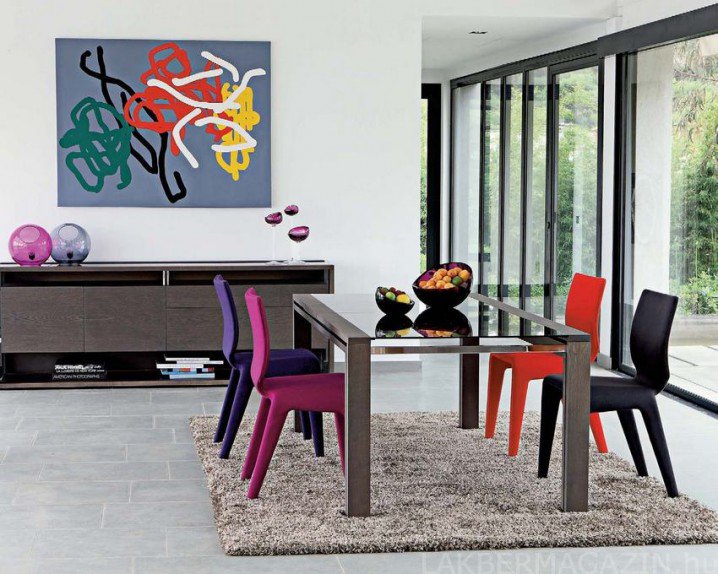 Thiết kế mẫu bàn ăn với những chiếc ghế màu sắc khác nhau phù hợp với không gian thoáng rộng. mẫu bàn ăn đẹp