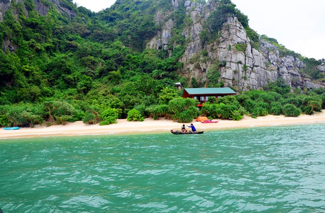 Quảng Ninh: Doanh nghiệp tự ý xây nhà điều hành trái phép giữa vịnh Hạ Long