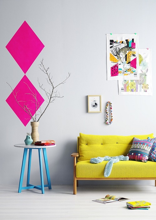 Với những căn phòng có màu tường và nội thất trung tính, bạn chỉ nên sử dụng sofa màu vàng neon để tránh chói mắt trong những ngày nóng nực. sofa màu vàng neon