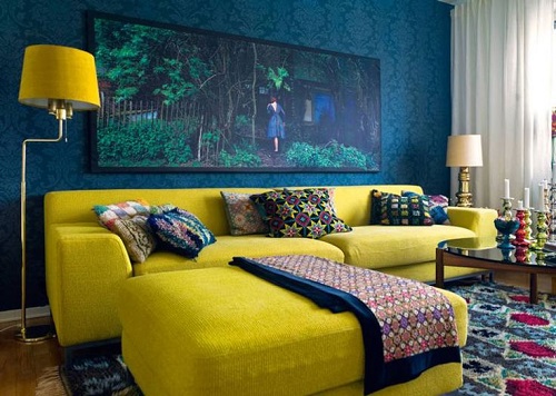 Sự kết hợp táo bạo giữa giấy dán tường gam màu xanh và sofa vàng tươi mang lại vẻ thanh lịch, trẻ trung cho không gian sinh hoạt chung. bài trí nhà bằng ghế sofa