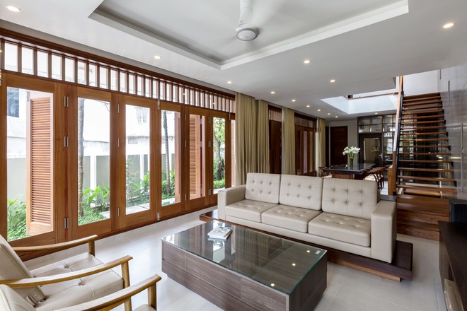Không gian tầng 1 được mở tối đa, cửa hạ thấp sát sàn để không còn khoảng cách giữa trong và ngoài nhà. nhà đẹp