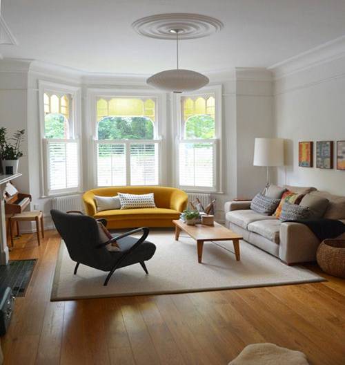 Sofa vàng gần cửa sổ mang lại vẻ tươi mới nhưng vẫn không làm mất đi sự sang trọng của phòng khách. ghế sofa vàng đẹp