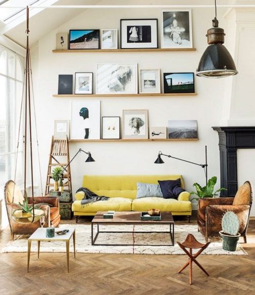Chiếc sofa vàng điểm tô cho căn phòng có trần cao và giá gỗ đơn giản. sofa vàng tạo điểm nhấn