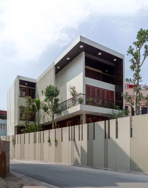 Do nền đất cũ thấp hơn mặt đường nhiều nên KTS làm tầng hầm, sàn tầng 1 cao hơn đường và tường rào cao 1,2m để tạo tầm nhìn thoáng, đảm bảo riêng tư cần thiết. thiết kế nhà đẹp