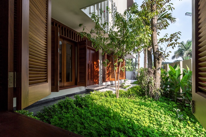 Hướng chính của nhà là Tây Nam nên người thiết kế đảm bảo chắn nắng hướng Tây và đón gió mát hướng Nam. ngôi nhà xanh mát