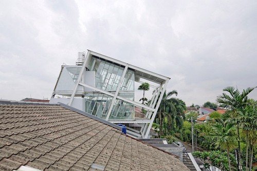 Với diện tích 320m2, nhà nghiêng được xây dựng vào năm 1970-1980, là đứa con tinh thần nổi loạn của kiến trúc sư Budi Pradono. nhà nghiêng đẹp