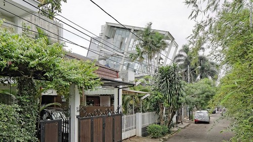 Khám phá ngôi nhà nghiêng độc đáo ở Jakarta