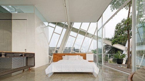 Các không gian riêng tư của ngôi nhà được đặt sâu hơn, nằm ở phía sau của ngôi nhà nhằm đảm bảo mức độ riêng tư từ các mảng kính. nhà nghiêng đặc biệt