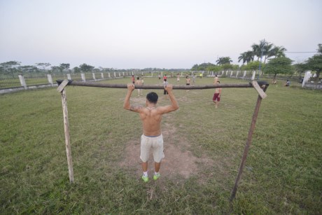 Thanh niên sống xung quanh tận dụng lô đất để làm sân bóng. dự án chậm tiến độ