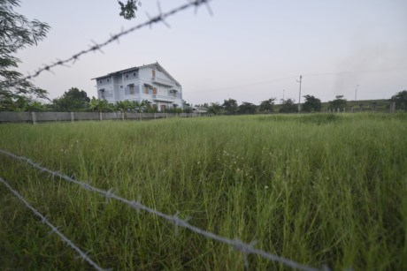 Tại dự án, có ba căn biệt thự được hoàn thành, xung quanh là những bãi đất cỏ mọc um tùm. khu sinh thái bỏ hoang