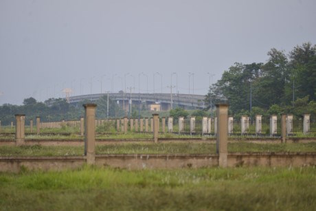 Khu nghỉ dưỡng cách địa phận quận Nam Từ Liêm khoảng 15km, có thể quan sát rõ dự án khi đứng trên cầu Phùng. khu nghỉ dưỡng bỏ hoang