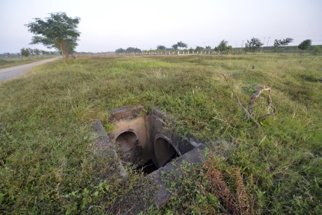 Nhiều hố ga không nắp sát đường khá nguy hiểm. khu sinh thái thành bãi chăn bò