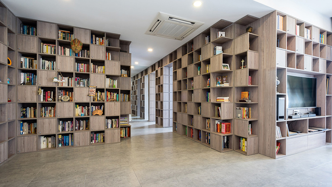 Căn hộ 110m2 trở thành không gian dành cho sách với rất nhiều mảng tường được biến thành kệ. căn hộ đẹp