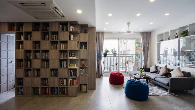 Tường sách giúp phân chia nhà thành hai không gian chính: Không gian chung gồm phòng khách, bếp, phòng ăn và không gian riêng có các phòng ngủ, phòng tắm. tường sách đẹp