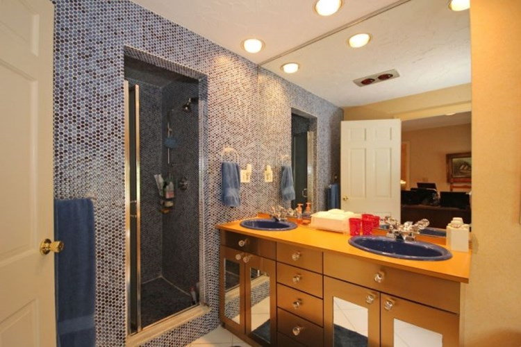 Sắc vàng, xanh kết hợp ăn ý mang đến vẻ sang trọng cho căn phòng. nhà đẹp thập niên 70