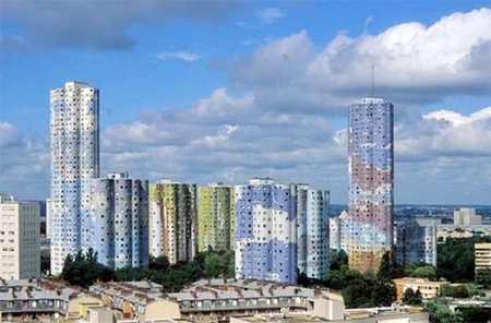 Khu nhà Tours Aillaud gồm 18 tòa nhà với hơn 1.600 căn hộ được xây năm 1977. những tòa nhà bị ghét nhất thế giới