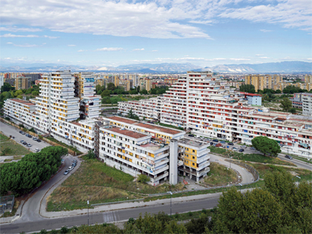 Cấu trúc chung cư ở Naples (Italy) bị thay đổi khiến hành lang và khoảng sân trong bị thu hẹp, tăm tối. tòa nhà bị ghét