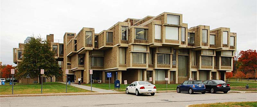 Được thiết kế bởi KTS Paul Rudolph, tòa nhà ở New York (Mỹ) bị đòi phá nhiều lần. tòa nhà bị chỉ trích
