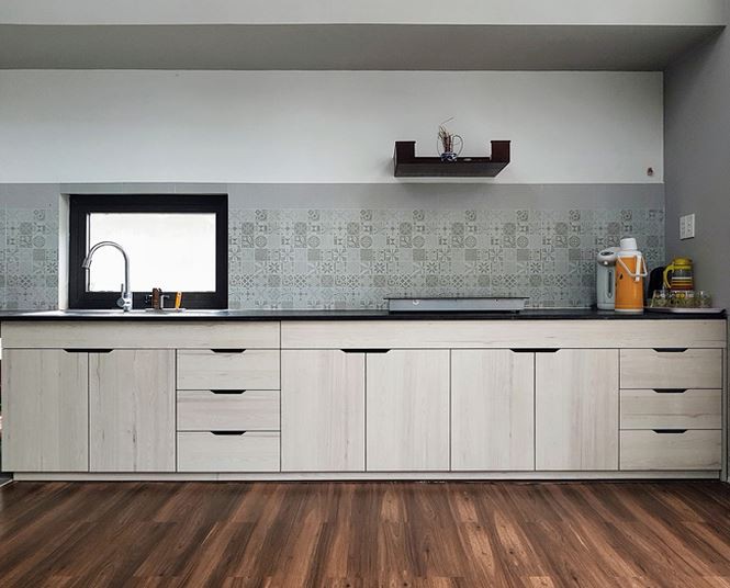 Gam màu sáng của tủ bếp cùng giấy dán tường họa tiết nhẹ nhàng ​ giúp cho khu vực bếp trở nên hiện đại hơn