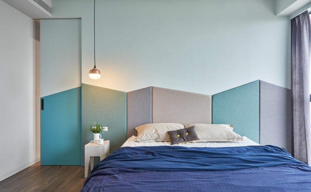 Phòng ngủ của hai vợ chồng được thiết kế với tông màu pastel trang nhã, nhẹ nhàng