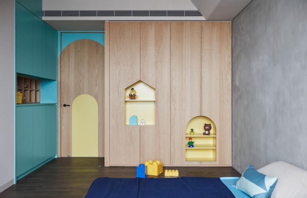 Phòng ngủ của bé bố trí nội thất âm tường phù hợp với nhu cầu lưu trữ đồ chơi