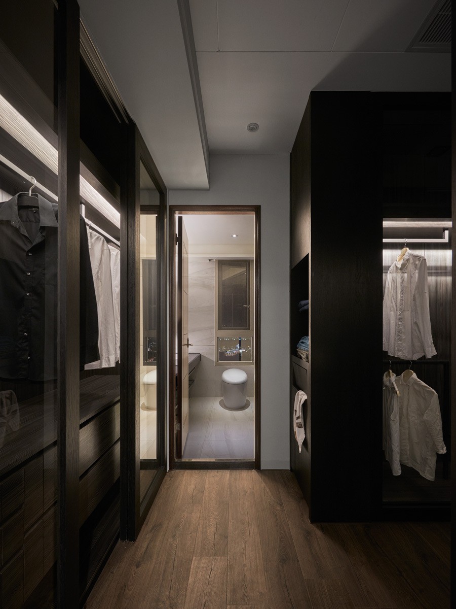 Phòng quần áo sử dụng nội thất gỗ màu tối khá hiện đại, tiện nghi