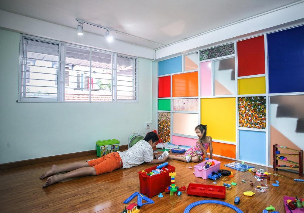 Phòng sinh hoạt được trang trí với những mảng tường kính nhiều màu nổi bật