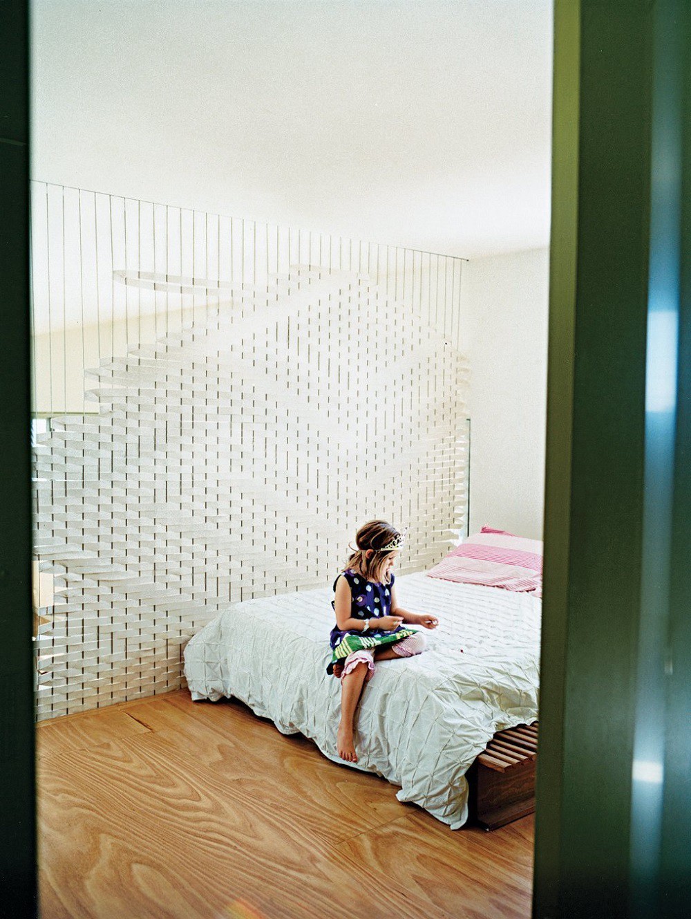 Kiến trúc sư Cat Macleod đã thiết kế phòng ngủ cho ngôi nhà bị lệch tầng  ở Melbourne. Căn phòng nằm trên gác xếp có vách ngăn thông minh,  ​tạo cảm giác đơn giản, hiện đại.