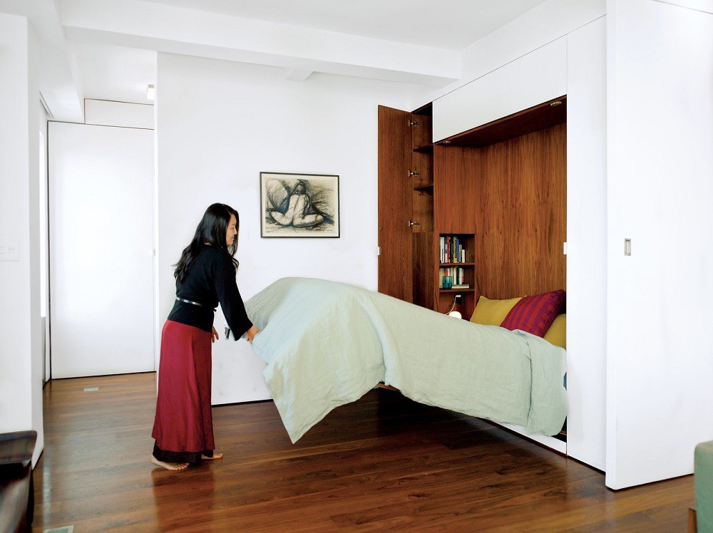 Các kiến trúc sư đã tư vấn cho cặp vợ chồng sử dụng nội thất đa năng chính là chiếc giường Murphy. Nó được đặt trong ngăn bí mật để  ​tạo khoảng không gian trống gọn gàng, ngăn nắp.