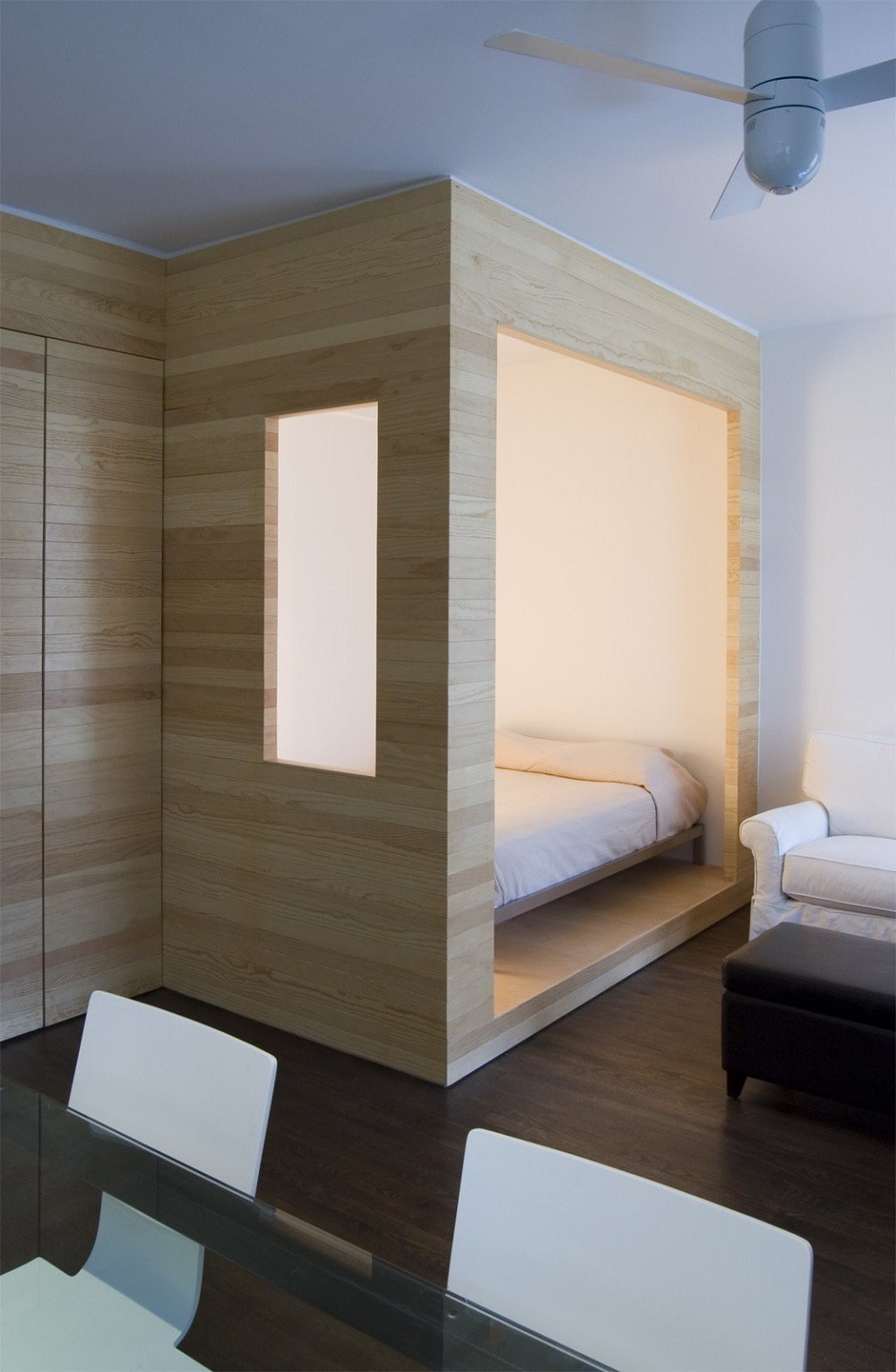 Trong căn hộ nhỏ ở Brooklyn, phòng ngủ được đặt gọn trong khung gỗ sơn màu sáng, có thể đóng - mở linh hoạt giúp không gian thông thoáng hơn