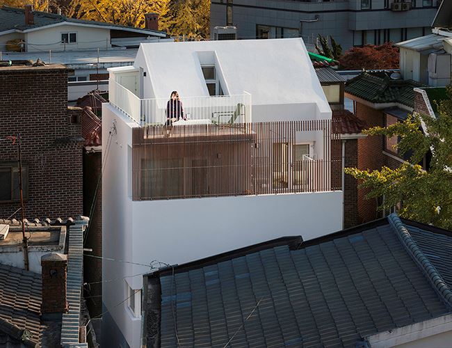 Ngôi nhà nằm trong khu phố cổ tại Seoul, rộng khoảng 72m2  ​nhưng sở hữu thiết kế cực kỳ ấn tượng