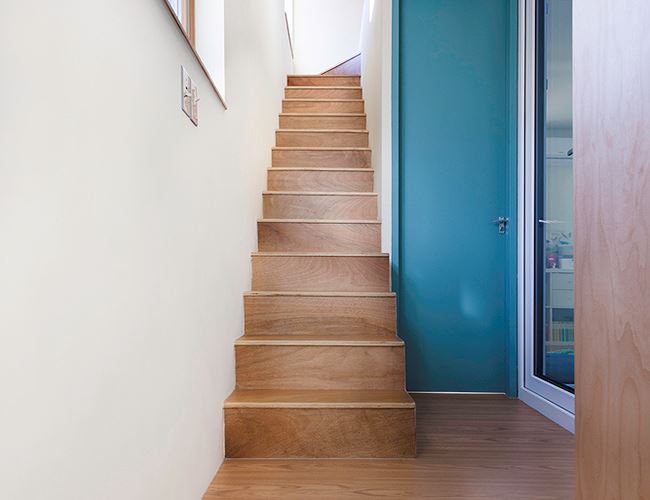 Cầu thang với màu gỗ tự nhiên khá nhỏ, tiết kiệm tối đa diện tích cho ngôi nhà