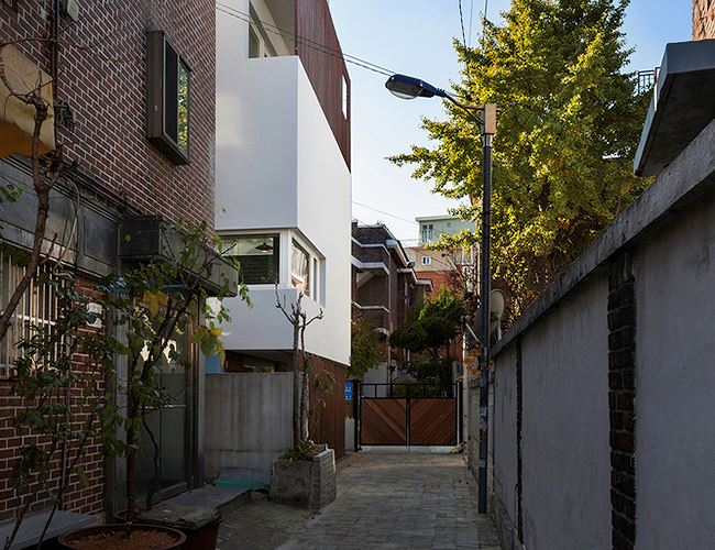 Con phố nhỏ trở nên nổi bật với thiết kế hiện đại của căn nhà
