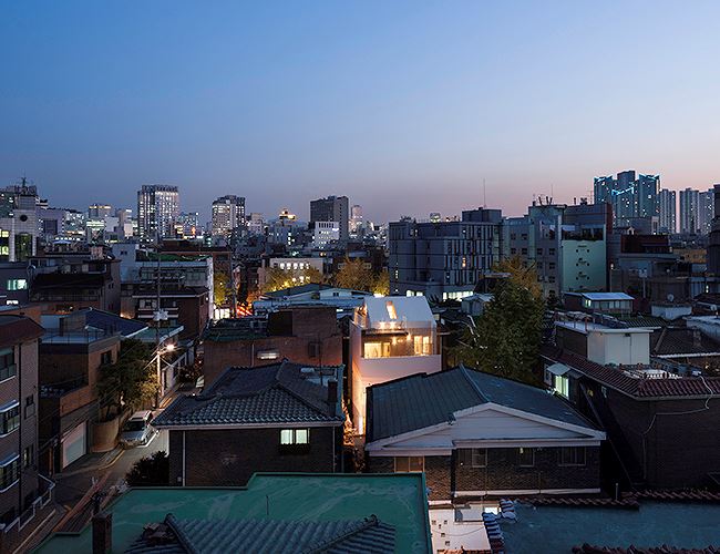 Ngôi nhà càng nổi bật hơn trong màn đêm của thành phố Seoul