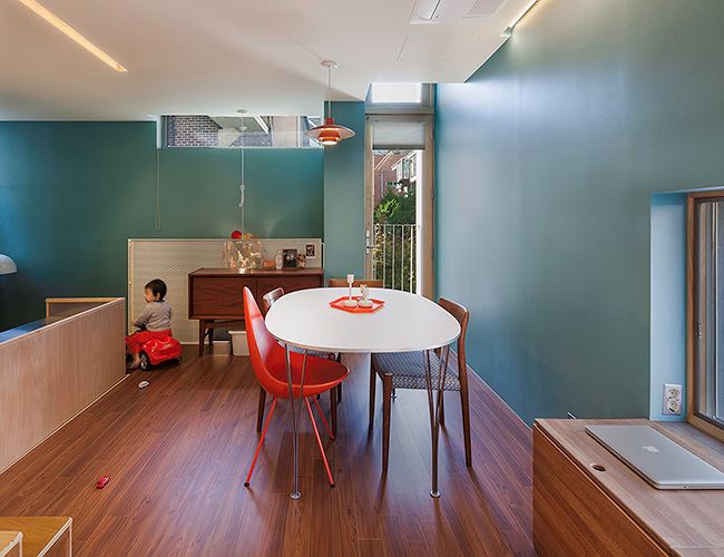 Nội thất được trang trí hiện đại cùng bố cục các hình khối đơn giản. Màu tường  ​xanh nhạt kết hợp nội thất gỗ gam sáng màu tạo nên sự trang nhã