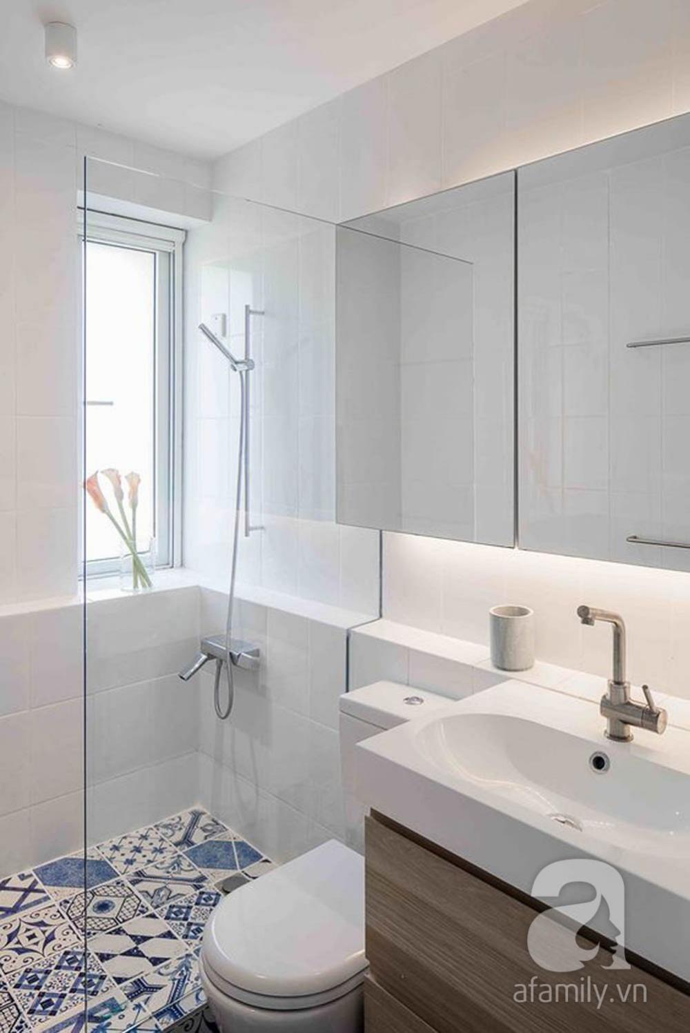 Nhà vệ sinh sử dụng buồng tắm kính đứng để tiết kiệm không gian