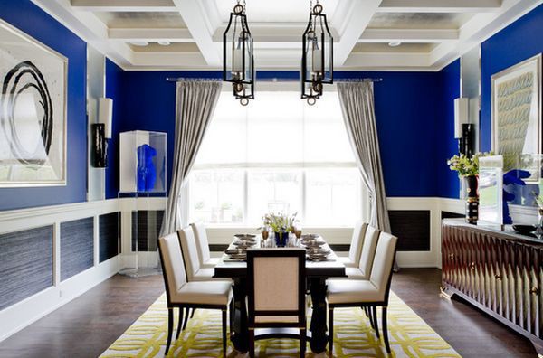 Tường xanh coban kết hợp thảm vàng tạo nên không gian phòng ăn ấn tượng