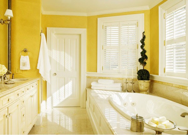 Phòng tắm được bài trí màu vàng dịu nhẹ với hoa văn bắt mắt và đầy cảm hứng nghệ thuật
