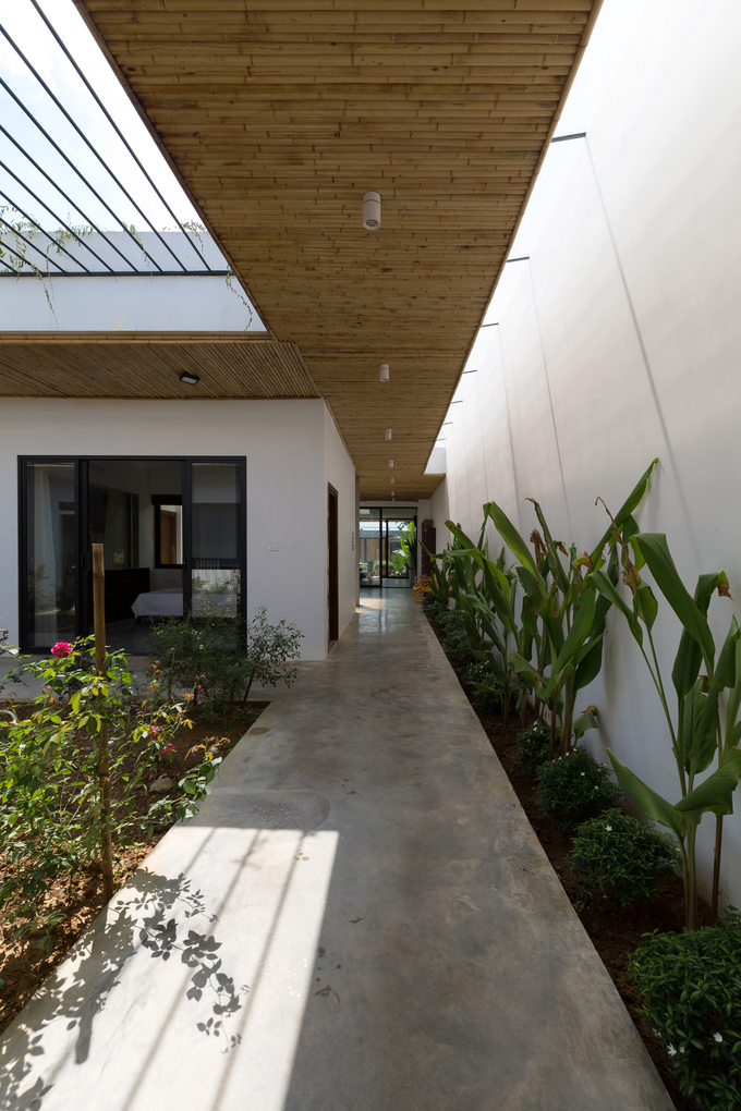 Ngoài ra, ngôi nhà sử dụng thêm vật liệu địa phương thân thiện  ​với môi trường xung quanh như tre, đá ong...