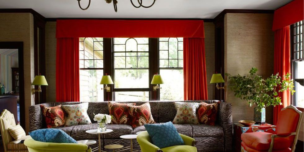 Màu sắc mùa thu xuất hiện trong màn cửa đỏ của phòng khách nguyên bản. Những chiếc gối được bao phủ vải nhung đỏ càng thêm ấn tượng.