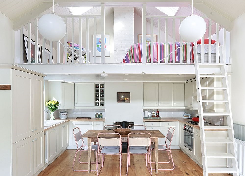 Ngôi nhà với gam màu trắng này sở hữu một căn bếp hiện đại với hai hàng tủ  ​chạy dọc không gian đem lại diện tích lưu trữ lớn nhất có thể