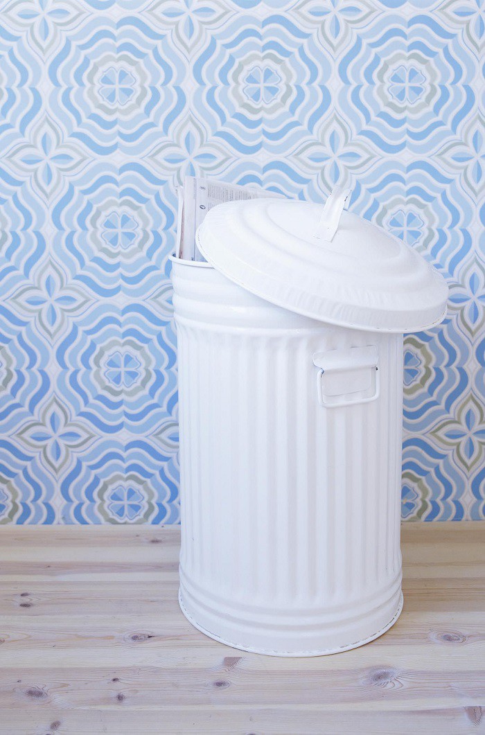 Những đồ khồng mặc hay sử dụng nữa nên được dọn dẹp vào thùng rác  ​cho đỡ tốn diện tích tủ