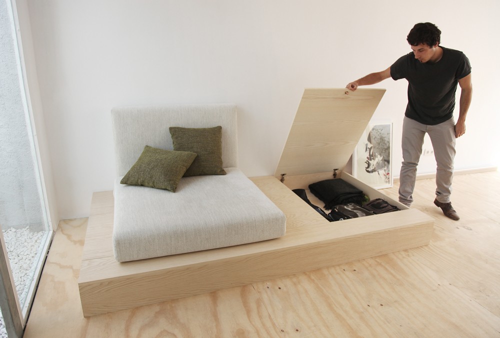 Chiếc giường này được tạo nên bằng một khoảng giật cấp vừa đủ. Tuy nhiên tác dụng của nó không chỉ là giường mà còn có thể là sofa nghỉ, còn bên dưới thì trở thành  tủ đồ siêu gọn gàng.