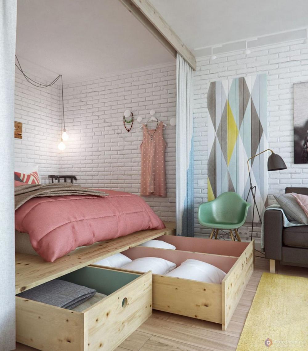 Giường ngủ trong căn hộ này thực sự đáng yêu, riêng tư với rèm che và nội thất màu sắc  phù hợp. Rõ ràng một lần nữa, thiết kế giật sàn đã chứng minh tác dụng khi giúp gia  ​chủ tận dụng hoàn hảo không gian gầm giường làm ngăn chứa đồ.